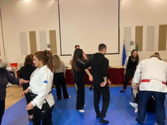 Vico Equense, a lezione di judo per dire basta alla violenza: "Protezione per le vittime, educazione e formazione nelle scuole"