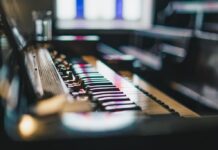 Scopri come investire nel settore della musica e supportare talenti emergenti