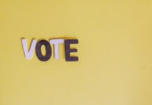 Come le politiche influenzano le imprese: l’importanza della politica nell’imprenditoria